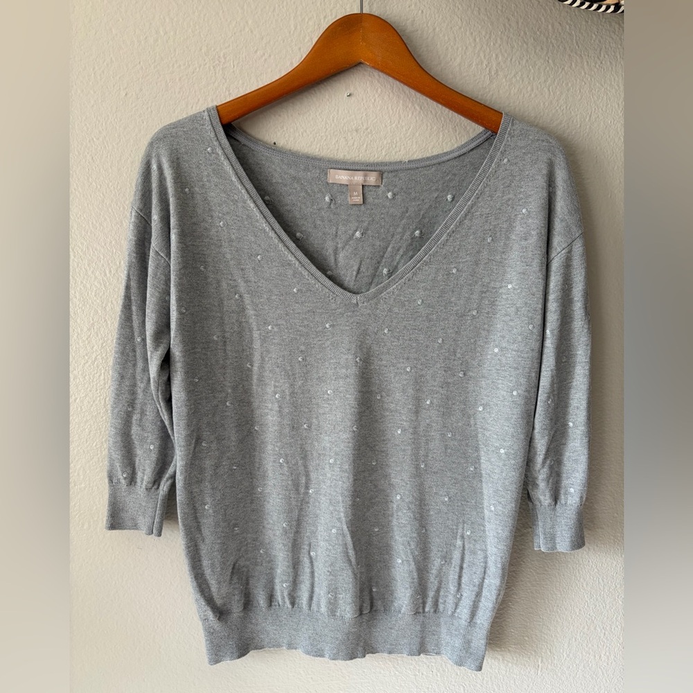 Banana Republic Silk Blend Light Gray French Knot V-Neck Sweater Women’s Medium